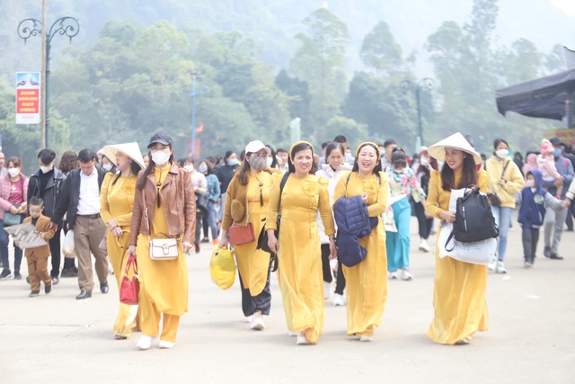 Nhiều đoàn du khách đến với chùa Hương ngày 27/1. Ảnh: VGP/BP